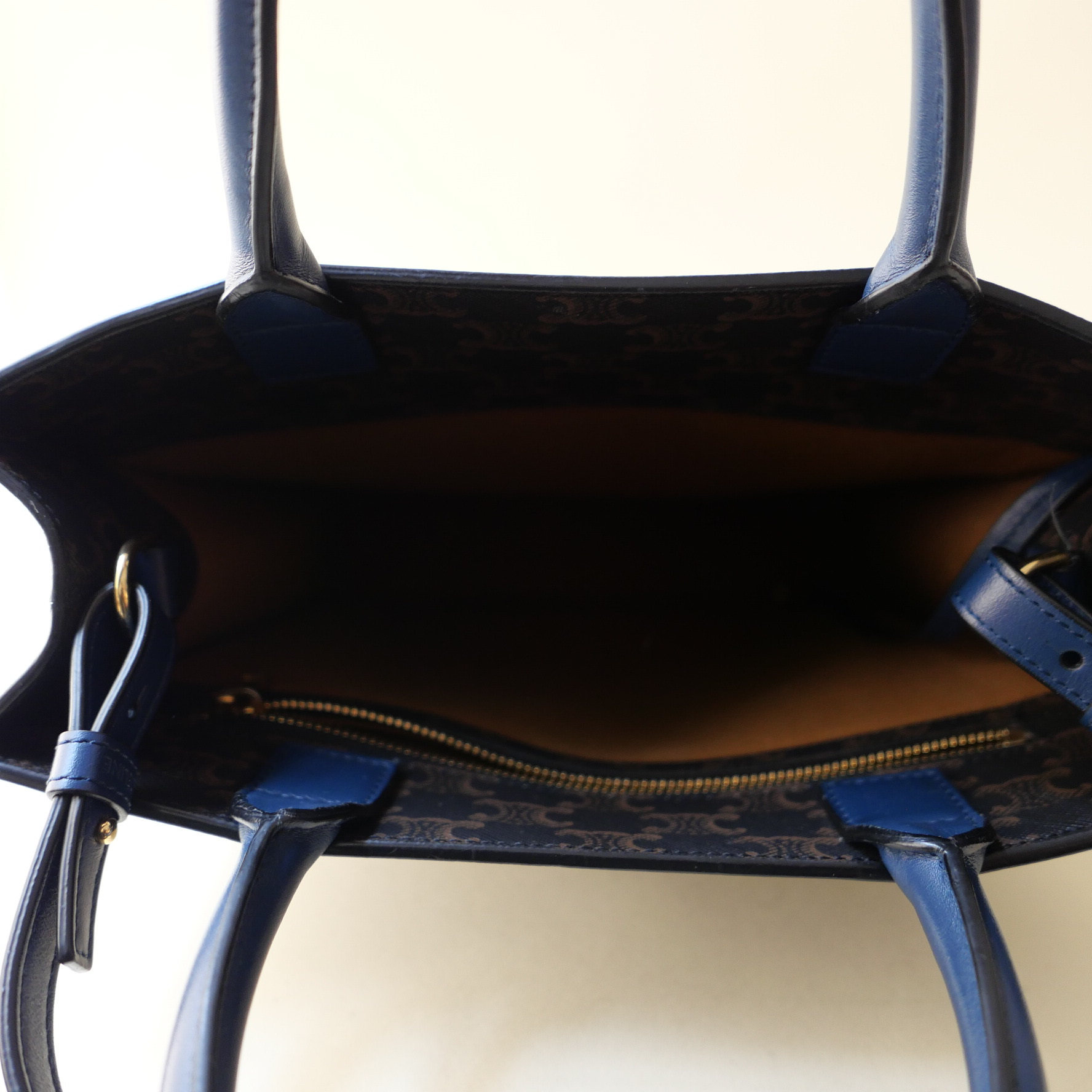 04095AAA-2749-430B-AF2B-AD1D09C8931F