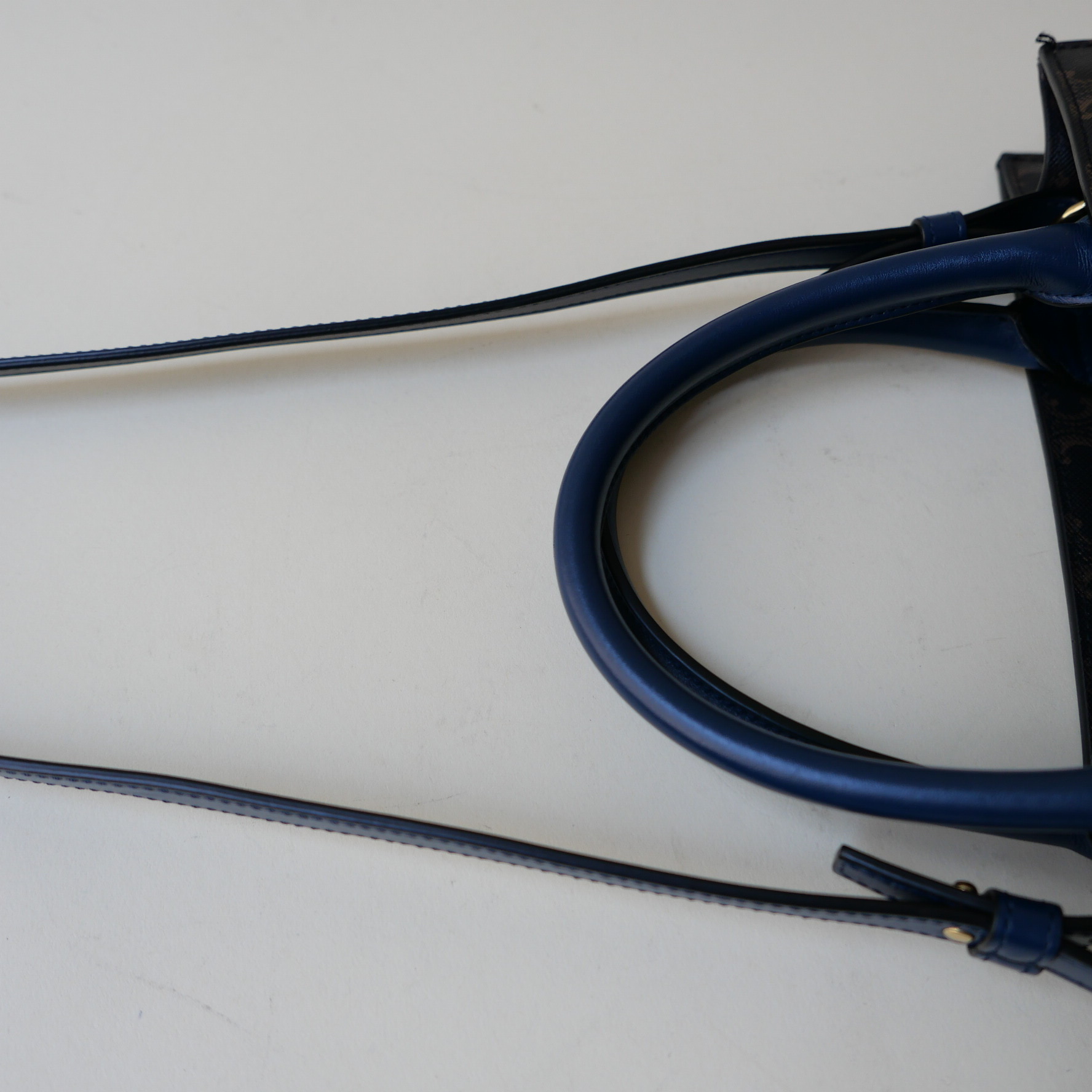 E2333E87-6CF0-4144-B369-D62F19980C82